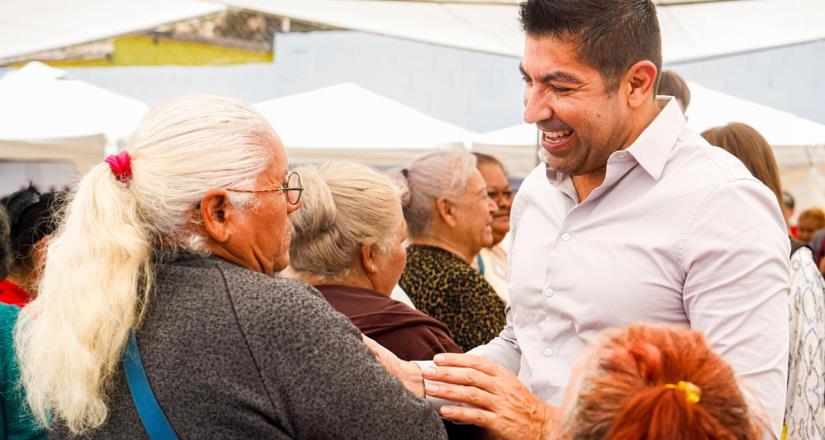 Entrega alcalde Armando Ayala apoyos sociales a más de 200 familias en la colonia 17 de abril