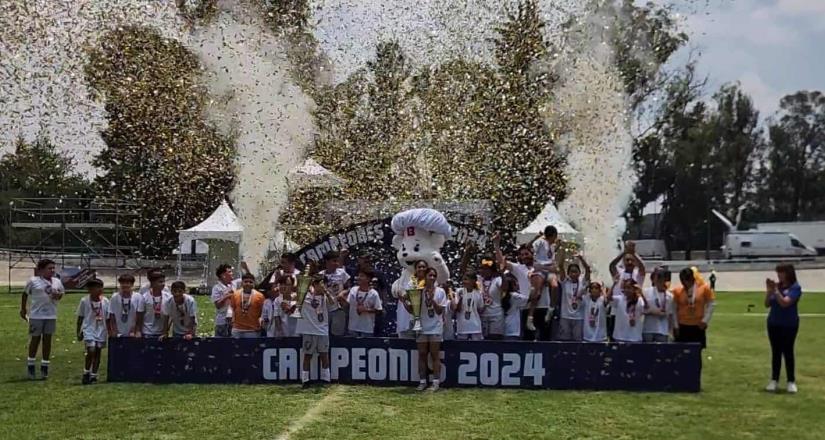 Niñas y niños del Colegio El Arca Baja California se coronan campeones de la edición 60 de Futbolito Bimbo