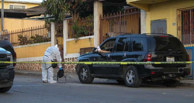 Ejecutan a un hombre a bordo de su camioneta en la colonia Los Saltos