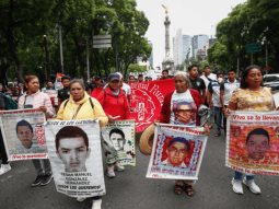 Padres de los 43 de Ayotzinapa refutan al informe de AMLO
