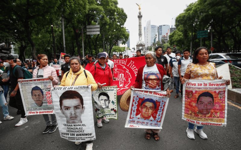 Padres de los 43 de Ayotzinapa refutan al informe de AMLO