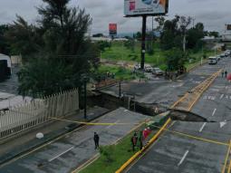 Socavón de 12 metros se abre en avenida López Mateos de Guadalajara tras fuertes lluvias
