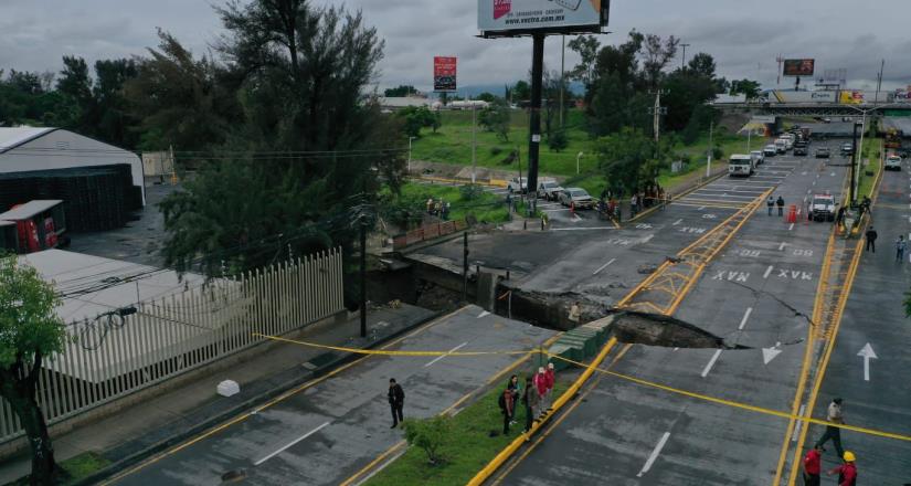 Socavón de 12 metros se abre en avenida López Mateos de Guadalajara tras fuertes lluvias