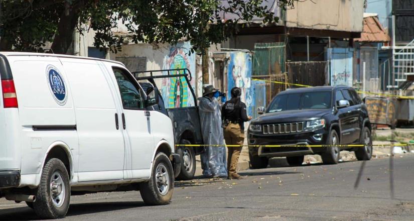 Agentes encuentran cuerpo sin vida en un carrito de supermercado