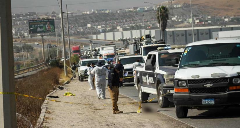 Abandonan cuerpo degollado en el blvd. 2000