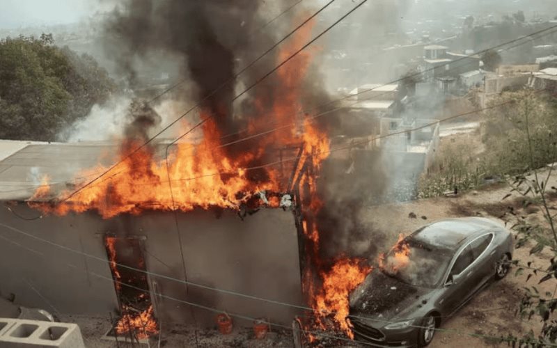 Hombre intenta conectar su Tesla a diablito y provoca incendio en Tijuana