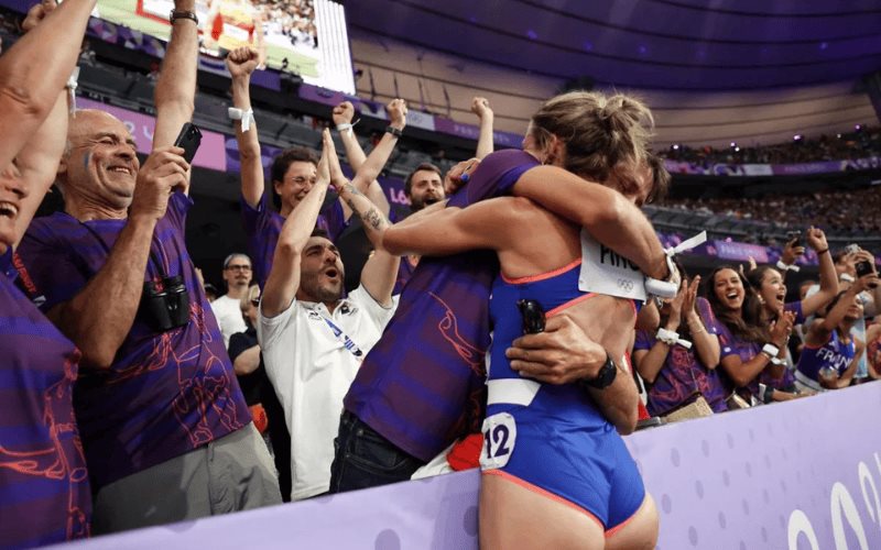 Atleta francesa rompe un récord en los 3000m y lo celebra pidiendo matrimonio a su novio