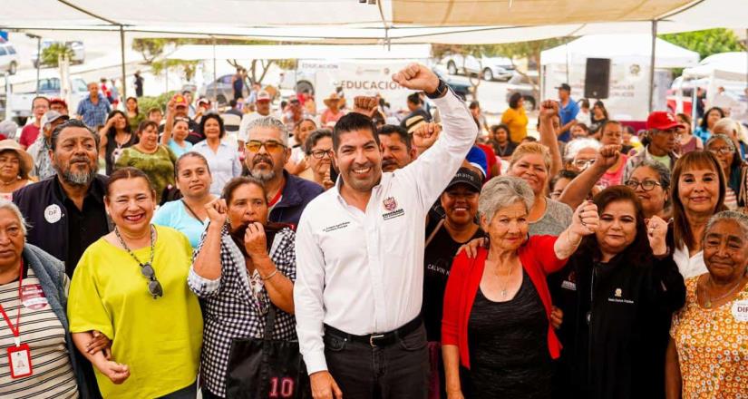 Entrega presidente Ayala Robles apoyos sociales en Villas del Roble