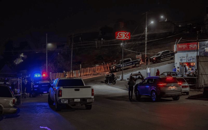 Hombres armados irrumpen vivienda en la colonia Cumbres; reportan dos muertos y dos heridos