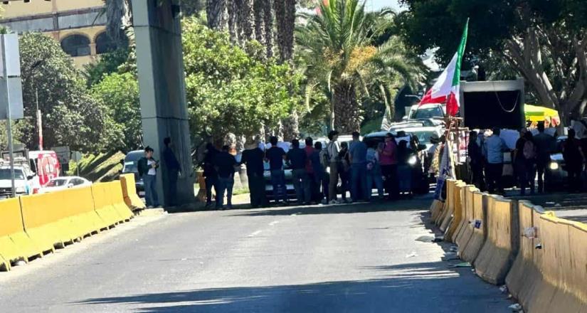 Docentes del CECyTE bloquean accesos de la garita de San Ysidro