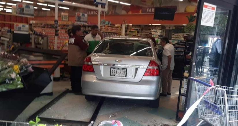 Abuelita confunde el acelerador con el freno y se estrella en un supermercado en Coyoacán