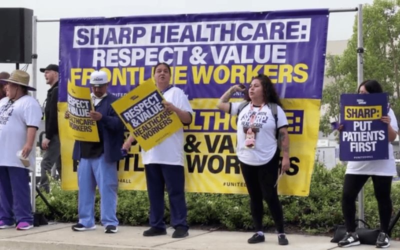 Trabajadores se manifiestan en los centros de salud de Sharp en San Diego