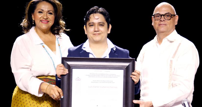 Recibe Luis Daniel Gutiérrez Salinas el Premio Bellas Artes Baja California de Dramaturgia "Luisa Josefina Hernández" 2024