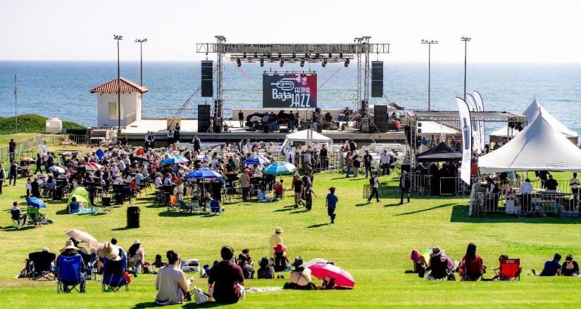 Celebran locales y turistas primera edición del Baja Jazz Festival frente al mar