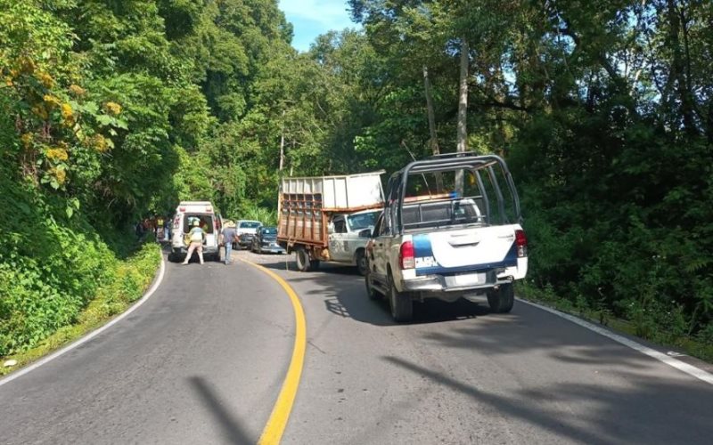 Autobús cae en barranco de la carretera Huatusco-Coscomatepec; reportan 3 muertos y varios heridos