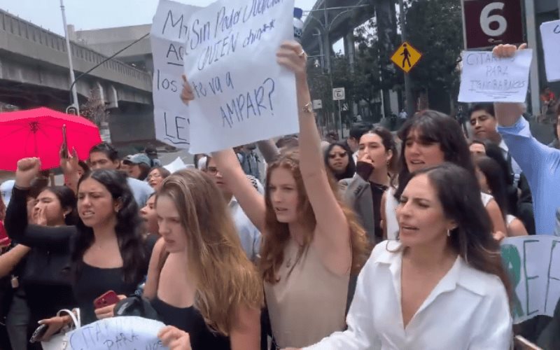 Estudiantes realizan bloqueos ante protestas contra la reforma al Poder Judicial