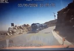 Aparatoso accidente con un trailer provoca cierre en la Terán Terán