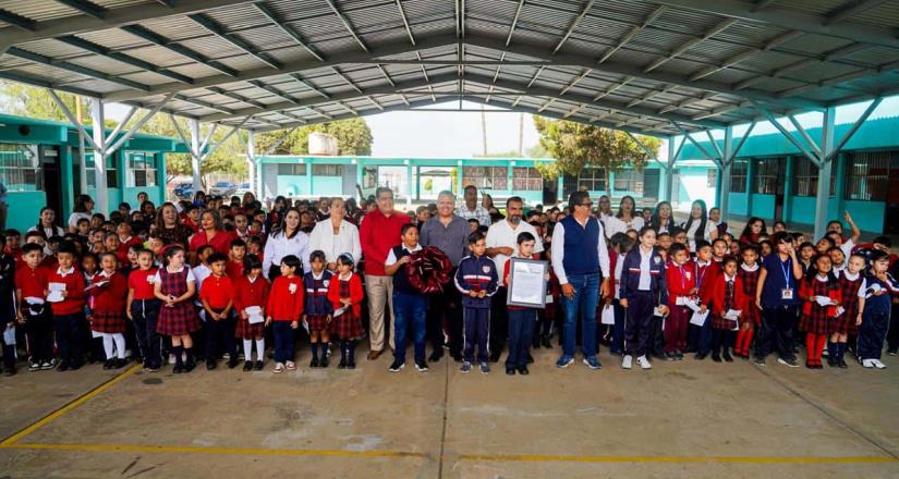 Entrega alcalde techumbre en primaria José María Morelos y Pavón