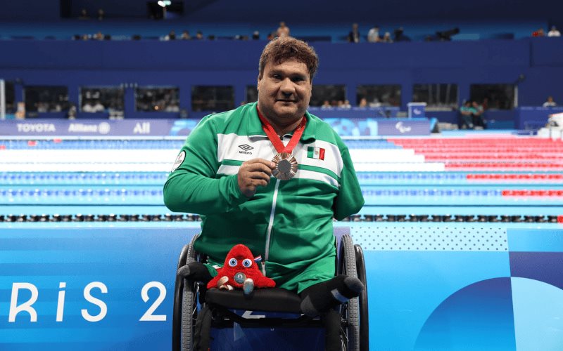 Arnulfo Castorena refrenda oro paralímpico en 50 metros pecho de París 2024