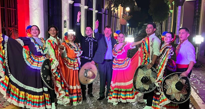 Estrellas de Sinaloa de Germán Lizárraga y el Mariachi Los Gavilanes de José Alfredo Jiménez presentan A la luz de los cocuyos