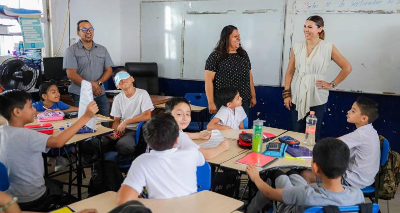 Marina del Pilar entrega material de cómputo a alumnos de escuelas de Baja California