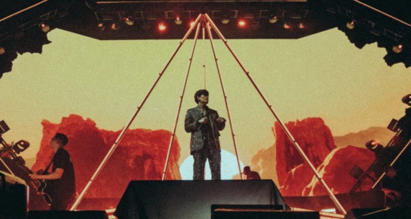 Adriel Favela electrifica el escenario del Festival Arre en la Ciudad de México