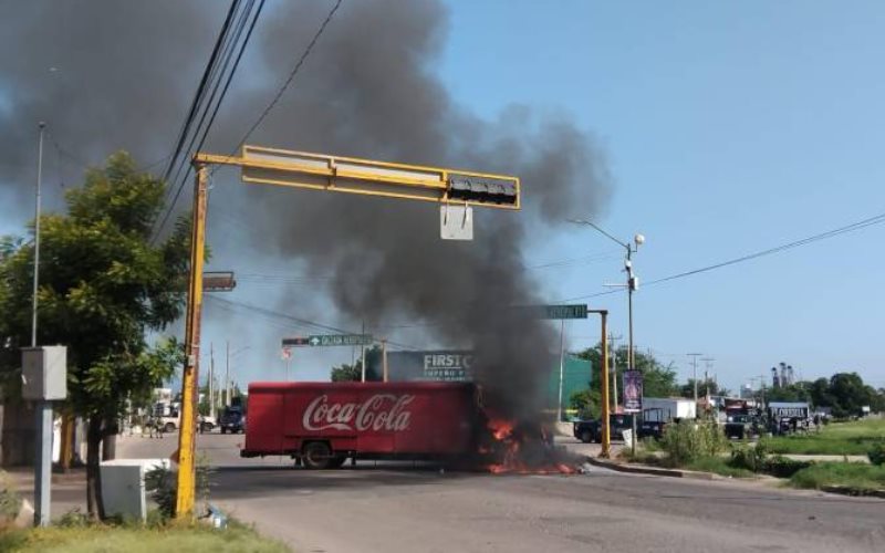 Queman camión de Coca-Cola en la entrada a Barrancos, Culiacán