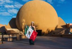 Alfredo Álvarez Cárdenas encabeza desfile cívico-militar del 214 aniversario de la Independencia de México