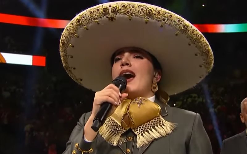 Camila Fernández se equivoca al entonar el himno nacional mexicano