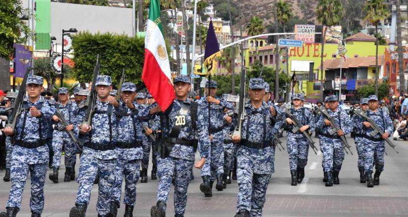 Disfrutan ensenadenses del desfile cívico militar por el 214 aniversario del inicio del movimiento de la Independencia de México