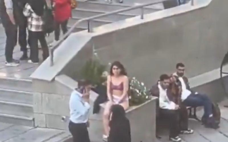 Estudiante de universidad iraní se desnuda en protesta